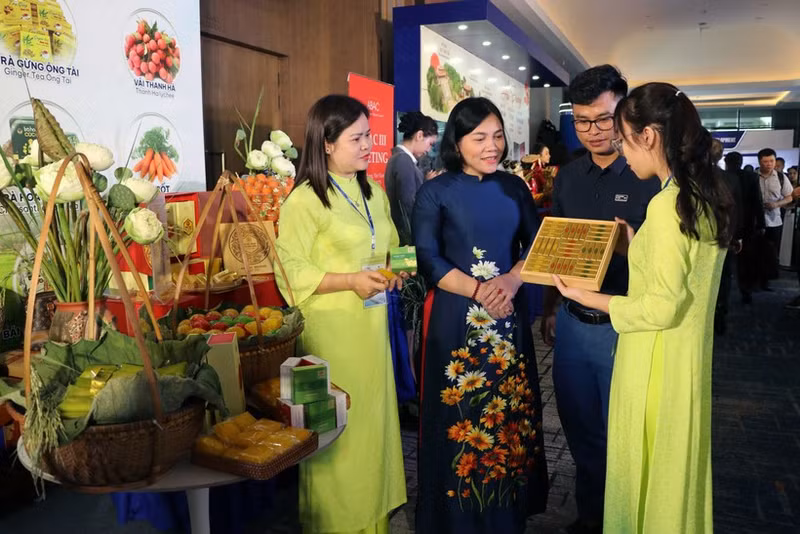 经济潜力与地方特产展示会现场。