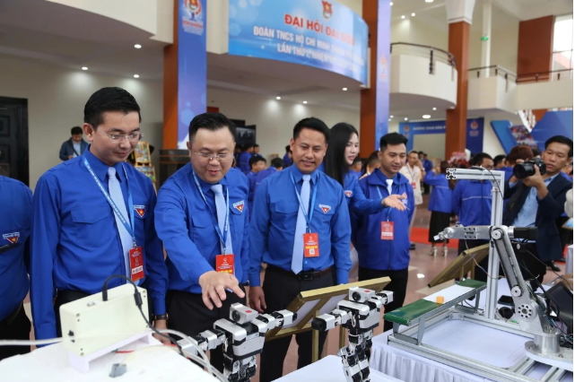 代表们参观岘港市青年创新、创造和“一乡一品”产品展览。