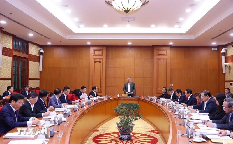 12月9日上午，越共中央总书记苏林主持召开了越共十四大各小组常委会会议。