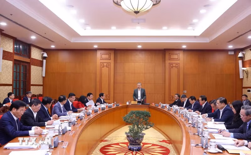 12月9日上午，越共中央总书记苏林主持召开了越共十四大各小组常委会会议。