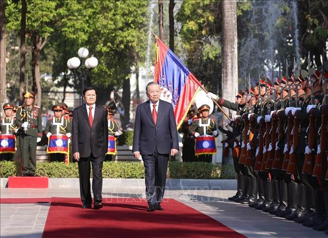 越共中央总书记苏林同老挝人民革命党中央总书记、国家主席通伦·西苏里。（图片来源：越通社）