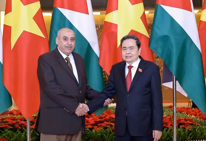 越南国会主席陈青敏与约旦众议院议长马赞·图尔基·卡迪。