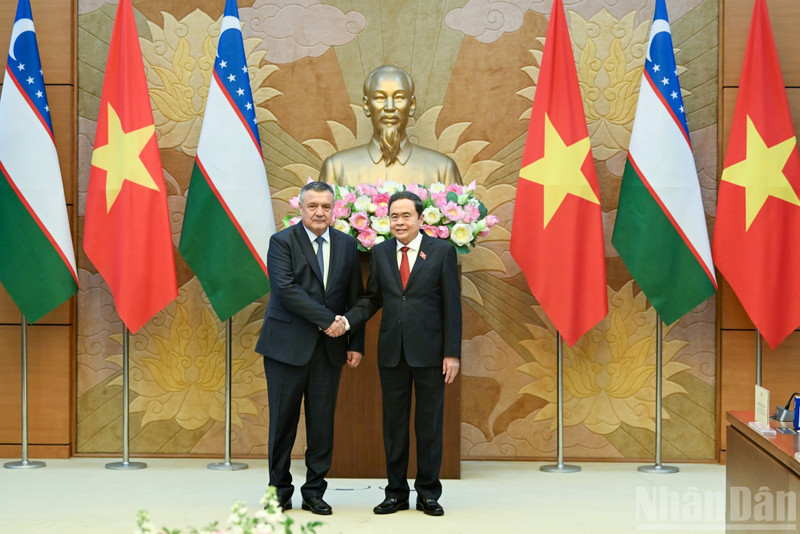越南国会主席陈青敏会见乌兹别克斯坦立法院(下院)议长伊斯梅洛夫。(维灵 摄)