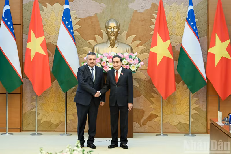 越南国会主席陈青敏会见乌兹别克斯坦立法院（下院）议长伊斯梅洛夫。（维灵 摄）