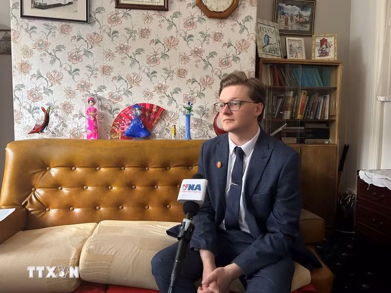 英国共产党党员、越南政治历史研究学者基里尔·惠特克。（图片来源：越通社）