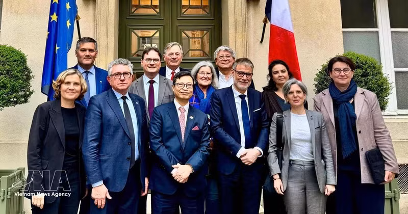 越南驻法国大使郑德海与法越友好议员小组主席米歇尔·克里奥及小组成员合影。