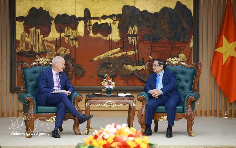 越南政府总理范明正会见澳大利亚皇家墨尔本理工大学校长亚历克·卡梅伦。