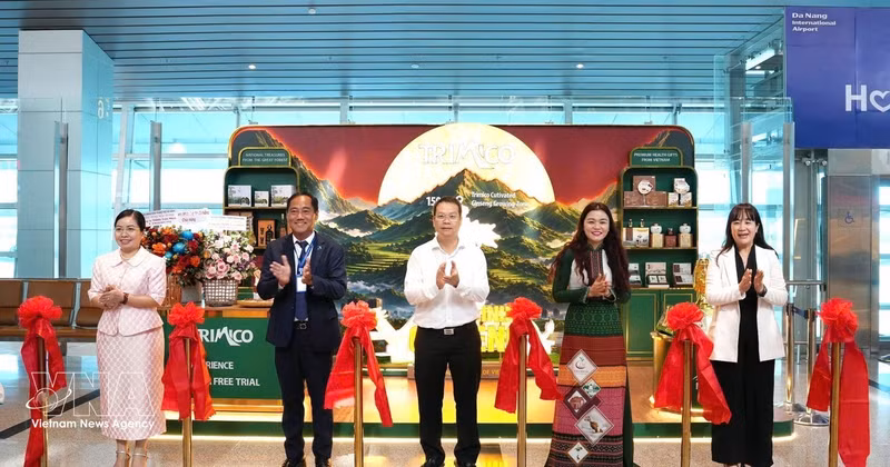 岘港特色产品展示空间亮相仪式。（图片来源：越通社）