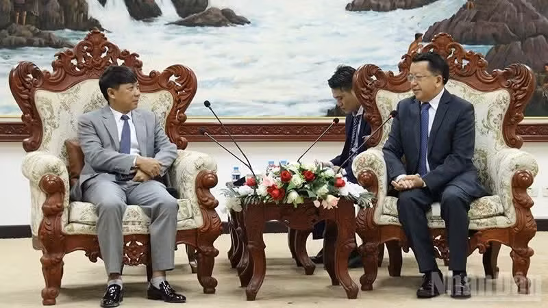 《共产主义》杂志社副总编辑阮玉河（左一）礼节性拜会老挝人民革命党中央宣训部副部长万赛·塔汶炎‌。（维全 摄）