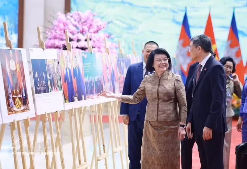 越南政府总理黎明兴与柬埔寨王国国会主席昆索达莉亲王参观由越南通讯社举办的关于两国合作关系的图片展。（图片来源：越通社）