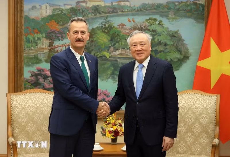 越南政府常务副总理阮和平会见土耳其国防工业局局长戈尔根。