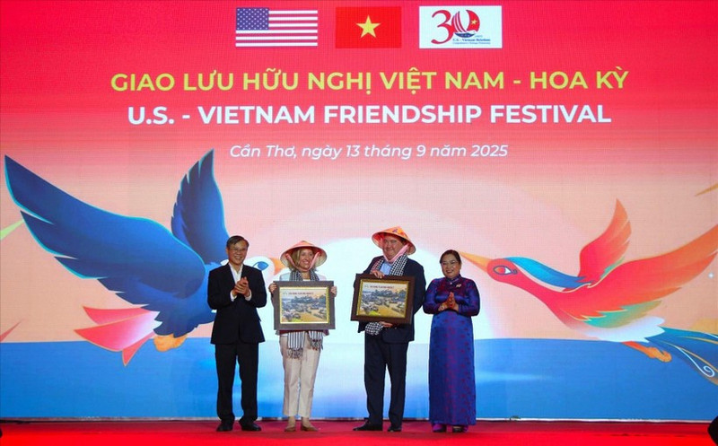 芹苴市领导向美国驻越南大使和美国总领事赠送纪念品。