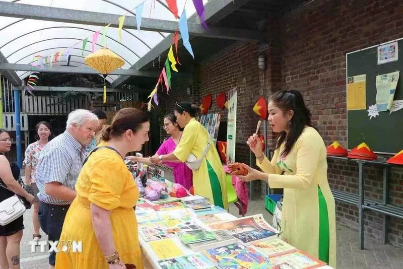 比利时朋友购买越南产品，为北江省贫困儿童筹集善款。（图片来源：越通社）
