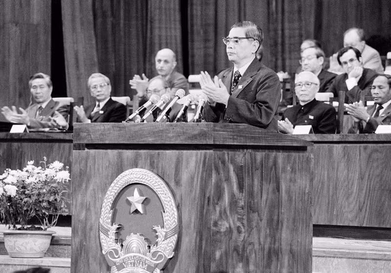 1986年12月18日，阮文灵总书记在越南共产党第六次全国代表大会上致闭幕词。（图片来源：越通社）