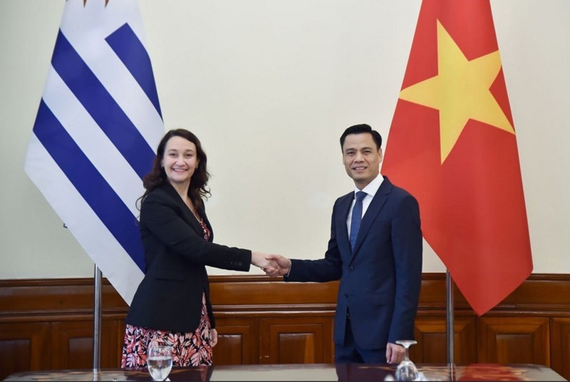 越南外交部副部长邓黄江与乌拉圭外交部副部长瓦莱里娅·楚萨基·卡夫雷拉。
