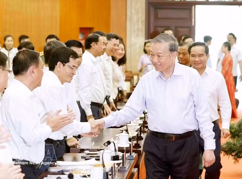 4月27日，越共中央总书记、国家主席苏林与胡志明市市委常委会举行工作会议。