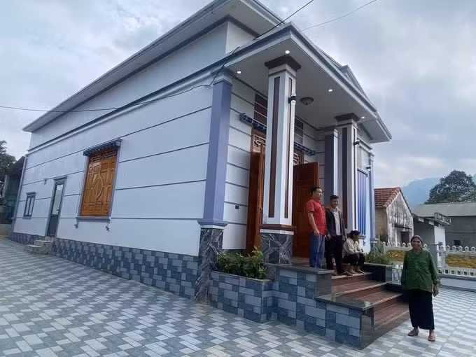 贵良乡中水村裴氏历一家的新居宽敞整洁，是用儿子赴韩国劳务输出寄回的钱修建的。