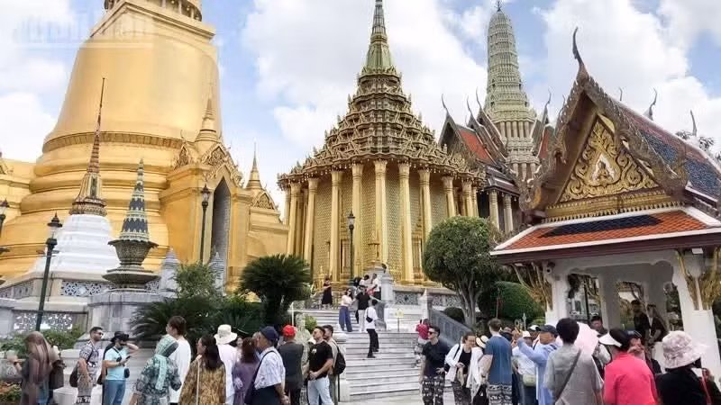 众多游客参观古老的玉佛寺。（明胜 摄）