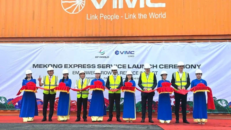 芹苴市开通“Mekong Express”内河集装箱运输航线。
