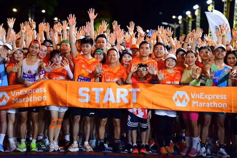 逾万名运动员征服下龙湾赛道。