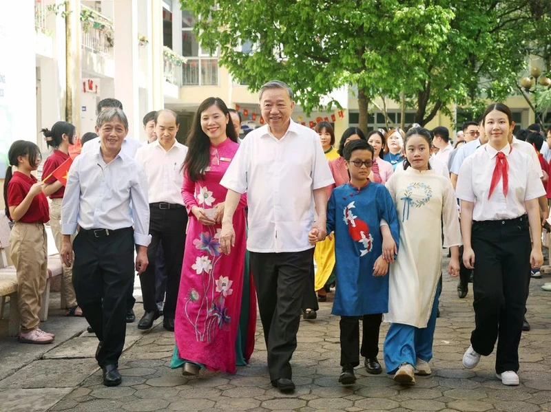 越共中央总书记苏林来到河内阮廷炤初中和社檀初中看望慰问教师和学生。