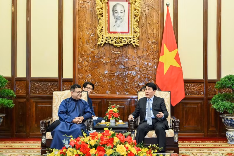 国家主席梁强会见前来拜别的智利驻越大使。