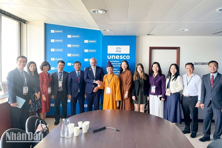 越南外交部常务副部长、国家UNESCO委员会主席、越南代表团团长阮明宇与UNESCO文化事务助理总干事举行会晤。