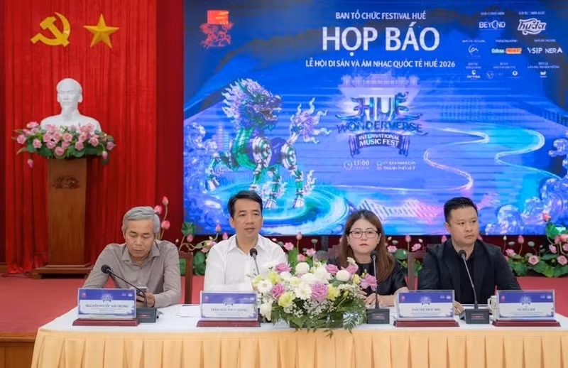 组委会成员向媒体提供相关信息。