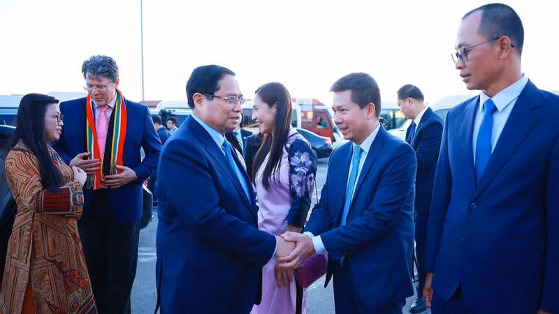 为越南政府总理范明正和夫人举行的欢送仪式。（图片来源：越通社）