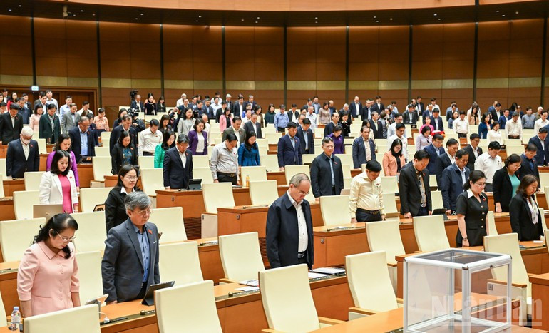 国会代表向风暴洪水灾害中遇难同胞默哀。
