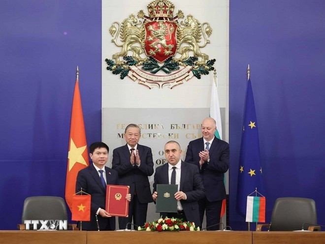 越共中央总书记苏林与保加利亚总理罗森·热利亚兹科夫见证越南富寿省与保加利亚佩尔尼克省签署友好合作备忘录。