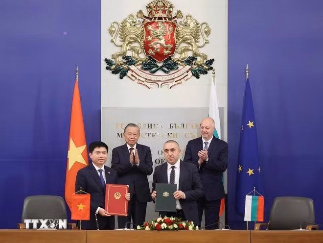 越共中央总书记苏林与保加利亚总理罗森·热利亚兹科夫见证越南富寿省与保加利亚佩尔尼克省签署友好合作备忘录。