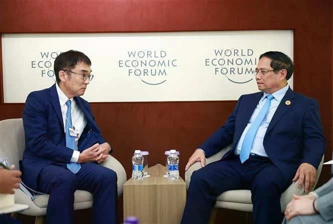 越南政府总理范明正会见东盟与东亚经济研究所所长渡边哲也教授。（图片来源：越通社）