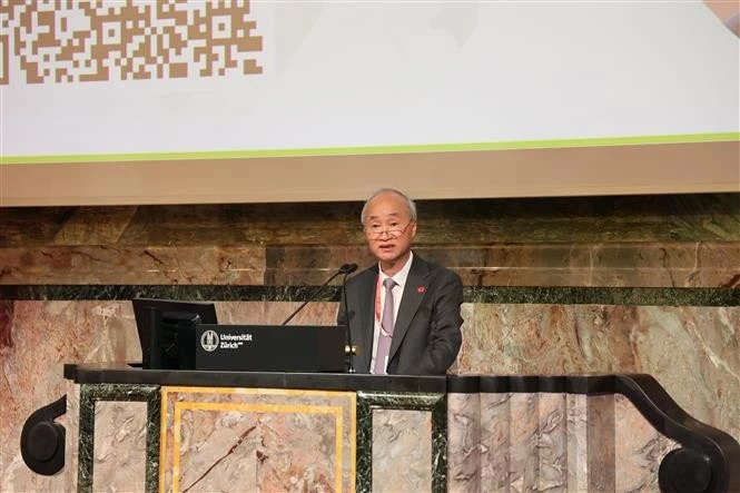 越南驻瑞士大使冯世龙发言。