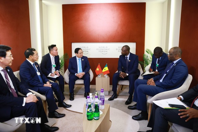 越南政府总理范明正会见塞内加尔总理奥斯曼·松科。（图片来源：越通社）
