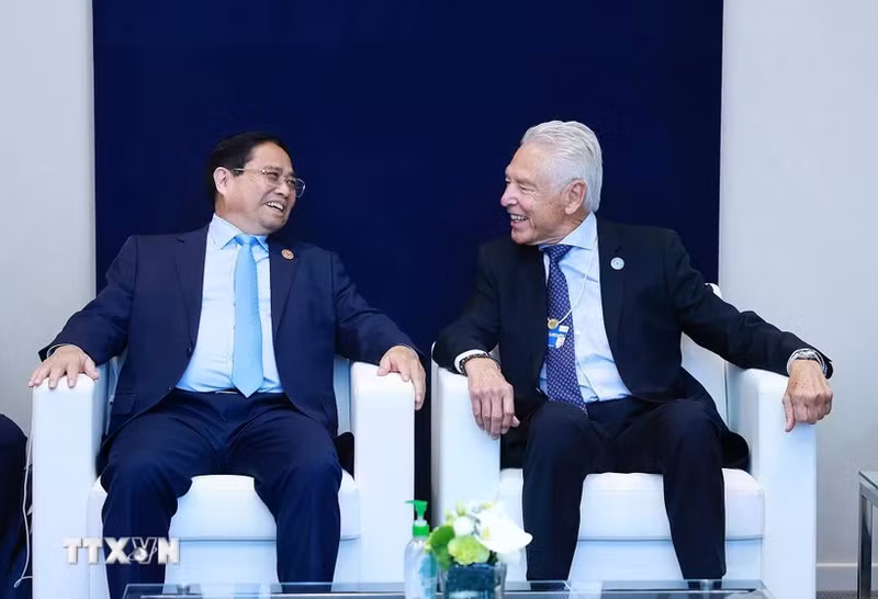 越南政府总理范明正会见世界经济论坛临时主席彼得·布拉贝克-莱特马特。（图片来源：越通社）