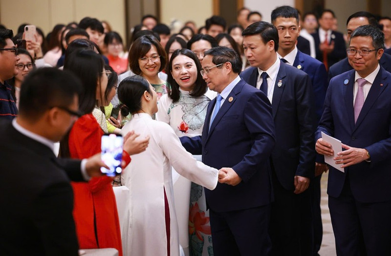 越南政府总理范明正会见旅居中国越南人社群代表。（图片来源：VGP）