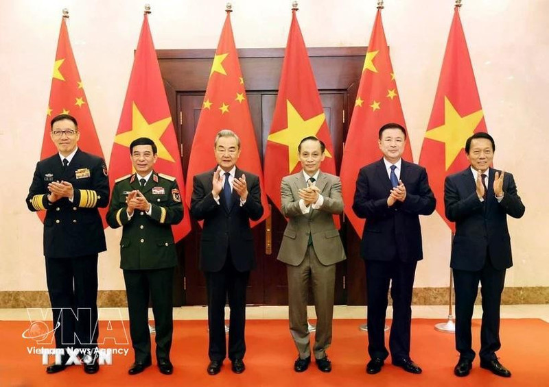 越中外交、国防、公安“3+3”战略对话机制首次部长级会议上的两国外交部长、国防部长和公安部长。