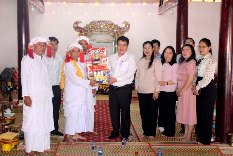 林同省领导拉姆弯节前夕走访慰问占族同胞。