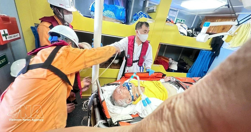 紧急转运海上两名外籍患者上岸治疗。