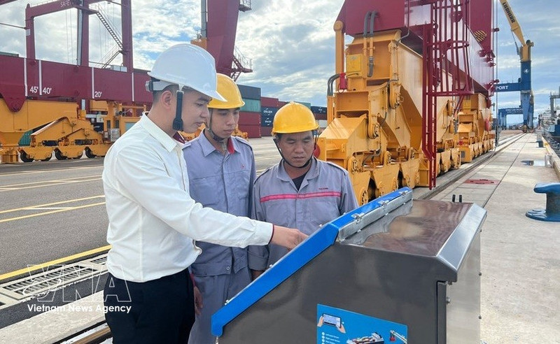 朱莱港船只靠泊监测系统安装并投入使用。