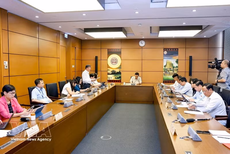 国会常委会召开的一场会议。