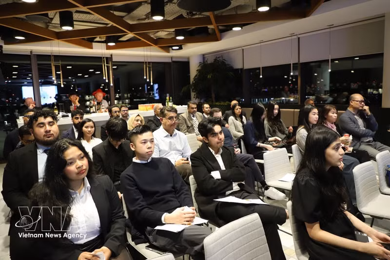 “塑造未来：税收、家族财富规划与人工智能”研讨会吸引多位英国企业代表、金融专家出席。