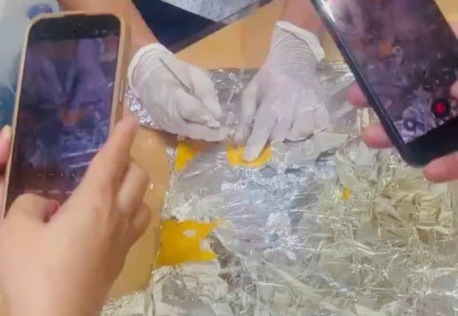 海关力量在新山一国际机场检获4.5公斤可卡因。