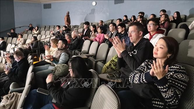 众多美国观众和越裔美国人前来观看纪录片《Once Upon a Bridge in Vietnam》。（图片来源：越通社）