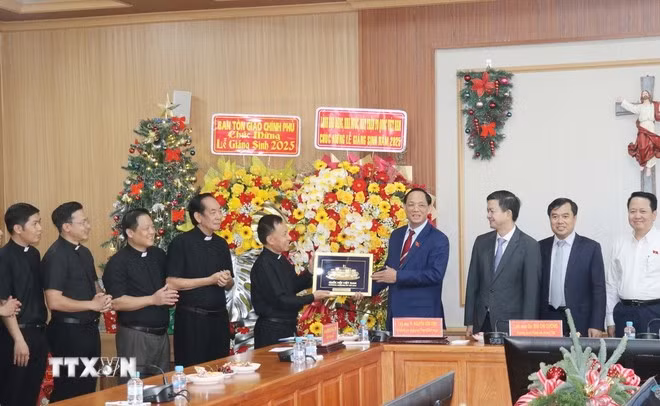 越南国会副主席陈光方造访芹苴教区。