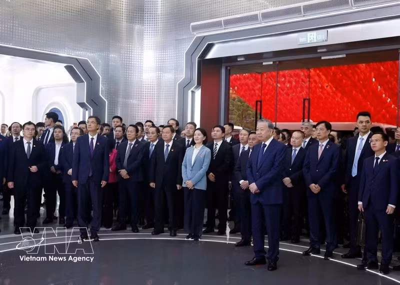 越共中央总书记、国家主席苏林参观中国-东盟人工智能创新合作中心。（图片来源：越通社）