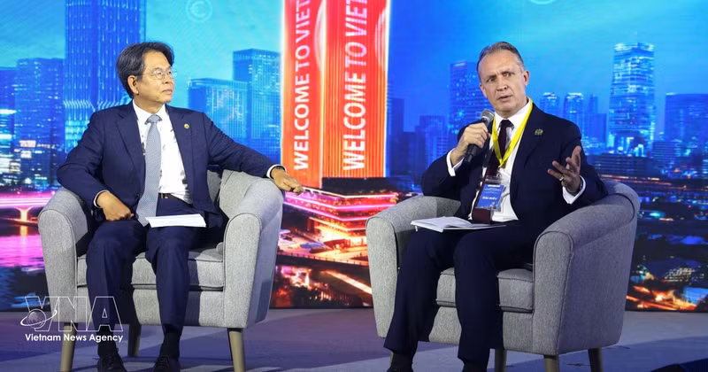 股权一级市场国际业务拓展总监汤姆·艾登堡在论坛上发表讲话。