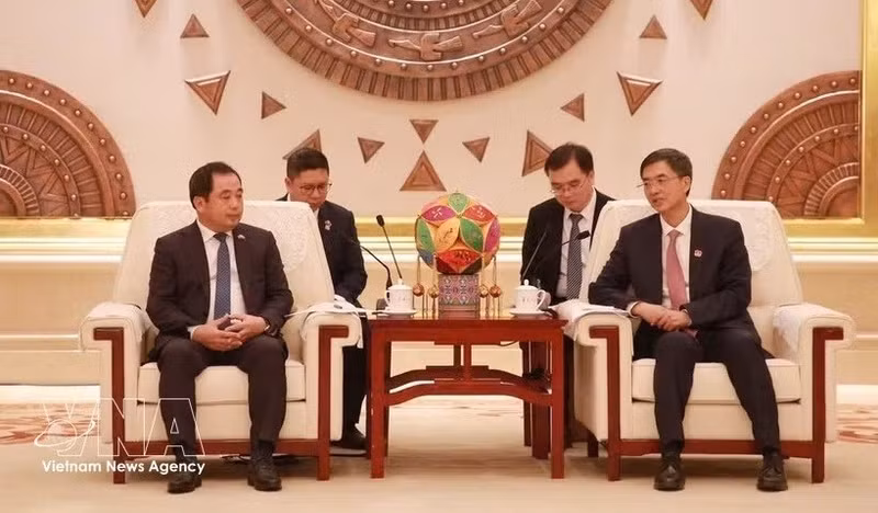 河内市委书记陈德胜会见中国广西壮族自治区党委书记陈刚。