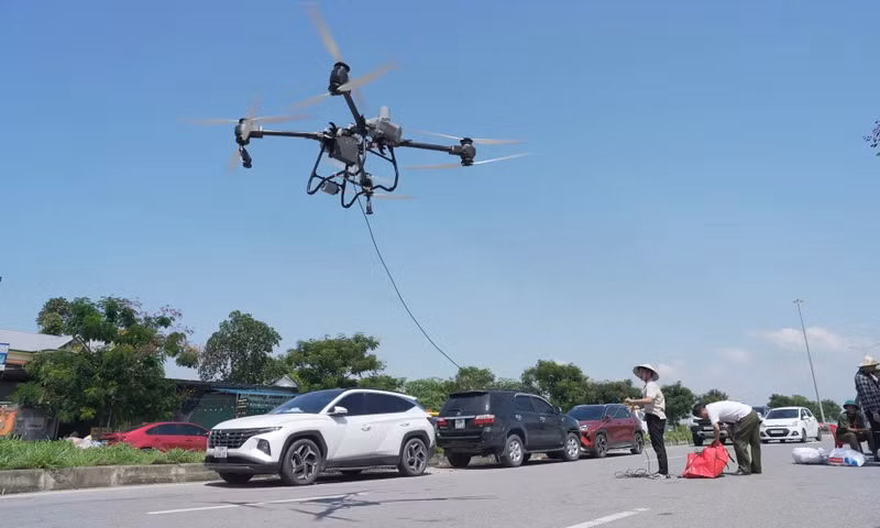 Viettel利用无人机运送物资 助力太原省抗洪救灾。